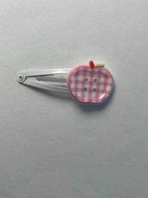 Äppel hårklämma rosa - Rosa Äppel hårklämma 🍎kommer med gåvor. Fina i fler färger 🍡skriv om du vill ha den för höger sida eller vänster sida i håret🥰