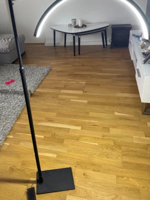 Svart bågformad LED-lampa - Modern bågformad LED-lampa med svart metallstativ och rektangulär fot. Lampan har en böjd ljuskälla som ger ett starkt och jämnt ljus, perfekt för att lysa upp större ytor. Passar bra som inredningsdetalj i vardagsrum eller studio ( 16 inches )