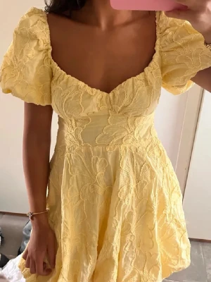 Gul sommar klänning  - Söt gul klänning från viva couture💕oanvänd !!