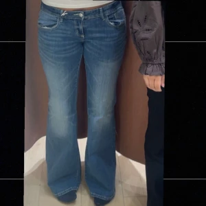 Nya Gina flare jeans  - Helt nya från Gina. Jättesnygga med låg midja och fina rosa detaljer. Perfekt längd för mig som är 170. Något små i storlek. Vill bara bli av med dessa så pris kan kanske diskuteras. Orginalpris 500.
