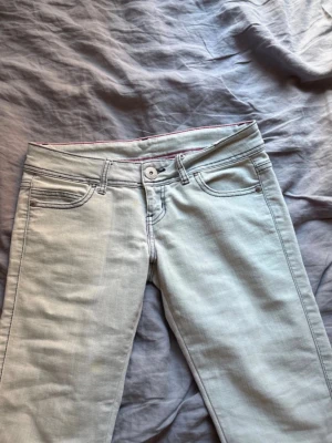 Låg midjade jeans ifrån tally weijl - Jeansen är skinny och low Rise. I storlek M. Det finns en liten defekt bredvid gylfen som man kan se på sista bilden. Priset kan diskuteras😊 midjemått: ca 39cm.                                           Total längd: 100cm
