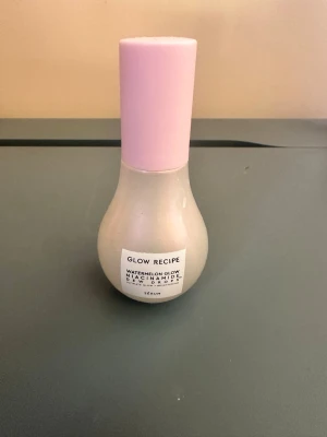 Glow Recipe Watermelon Glow Serum - Glow Recipe Watermelon Glow Niacinamide Dew Drops är ett lystergivande serum i en droppformad glasflaska med ljusrosa lock. Innehåller niacinamid och ger huden en fräsch, återfuktad finish med glow. Perfekt för dig som vill ha en naturligt strålande bas.