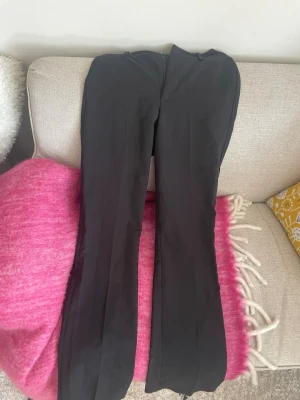 Svarta kostymbyxor från BikBok - Snygga svarta kostymbyxor från BikBok med raka ben och pressveck. Från bikbok! Strl 36🖤 