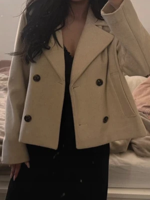 Beige kappa  - super fin kappa från Vero Moda i storlek s. Fint skick. Endast använd 1 gång. Köp direkt för 299kr 💞💞