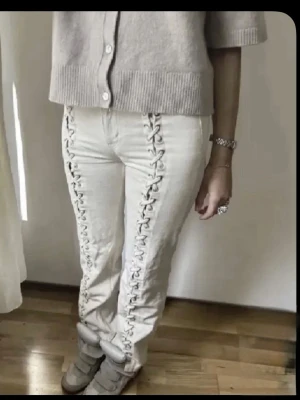 Vita &OtherStories Snörade Raka Jeans - Säljer ett par riktigt snygga vit/beiga jeans med snörning från &OtherStories🤍🤍 Straight fit. De ser gulare ut på bilden pga mitt ljus, de är vitare i verkligheten. Väldigt små i storleken. Riktigt snygga nu till sommaren☀️🤩🤩 ❌Står storlek: 34 men sitter definitivt som 32❌