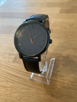 Timex Modern Originals 43mm Herrklocka - Säljer en snygg stilren herrklocka från klassiska Timex i gott skick enligt bilder. Fungerar bra, helt nytt originalarmband i äkta läder, vattentät, mineralglas osv. Behöver bara nytt batteri.  Nypris: 700 SEK Mitt pris: 389 SEK  Skickas alltid snabbt och spårbart. Skriv vid frågor och se gärna mina andra annonser!   GRATIS: För betalande kunder erbjuder jag personlig experthjälp för dig att göra nya fynd (nytt & begagnat). Fråga för mer info!  More Information Timex T2N794R  Model T2N794R Manuf