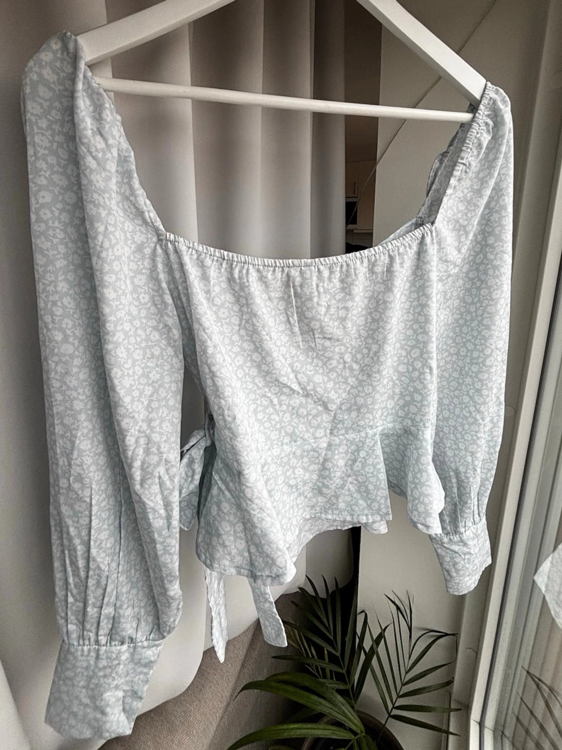 Ljusblå omlottblus med volang - 3