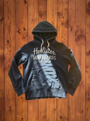 Vintage Hollister Hoodie (sällsynt) - Säljer denna vintage sällsynta och asfeta hoodien från Hollister. Den har en riktigt fet design på framsidan med feta detaljer, den är i otroligt bra skick och inga deffekter. Storlek är M och vid funderingar eller annat kom dm, se måtten nedan.  B=66cm A=55cm