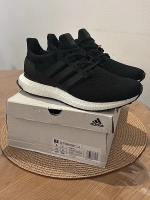 Adidas Ultraboost 1.0 - Adidas Ultraboost 1.0, Skick: 10/10 – helt oanvända, kommer med originalbox. Vid frågor eller intresse, skicka gärna ett DM.