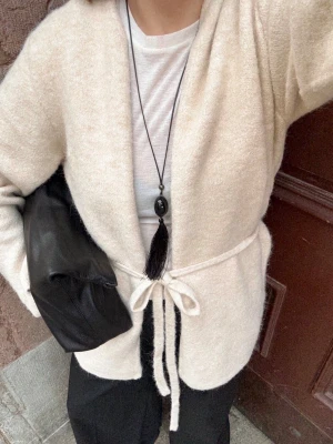 Beige kofta med knytning  - Kofta från NAKD, kommer inte till användning💞nypris 599kr