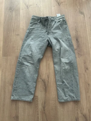 Baggy jeans - Baggy jeans från Jack & Jones, Max använd 1 gång men skrynklig pga tvätt men går stryka. Storlek 28/32