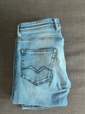 Replay Grover blå - Tja säljer ett par skitsnygga Replay Grover jeans i ljusblå färg. Storleken är 30/32. Jättebra skick om man bortser från slitningarna men de är snygga detaljer. Skriv vid minsta lilla fundering!