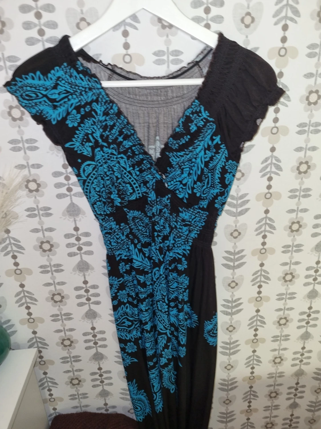 Svart långklänning med blått mönster