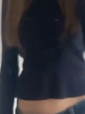 Mörkblå croppad ribbad topp - Snygg mörkblå croppad topp med lång ärm och ribbad struktur. Perfekt att styla med jeans eller kjol för en trendig look. 