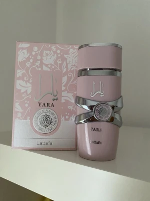 ASNICE PARFYM - Säljer denna sååå himla gott doftande parfym!! Har  använt några ggr och dom gångerna har jag fått sååå mkt komplimanger😊😊🌟🩵😍 säljer tyvärr utan låda men packar jättenoga och bra så att allt går bra med postningen❣️❣️💘 säljer pga jag behöver pengar😜💍🥳