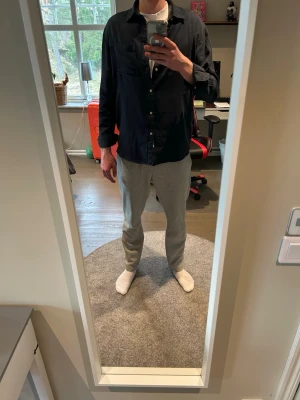 Mörkblå skjorta från Selected Homme - Säljer en blå tencel/linne skjorta från selected homme i storlek M!  Hör av er för fler frågor😊