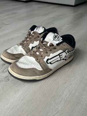 Vicinity V-lows dark mocha  - 💥Discontinued , några år på nacken med gott skick och sparsamt andvända. Modellen går inte att få tag på längre. Är du snäll, o glad kan jag skicka med tote bag’n också🤓OBS, ersättningslåda då original boxen inte finns kvar