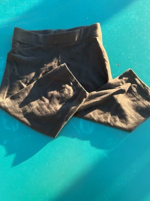 Svarta cykel byxor från Zara - Ett par klassiska svarta cykelbyxor från Zara i stretchigt och mjukt material. De har hög midja och smal passform, perfekt till träning. Superenkla att styla och ett måste i garderoben.