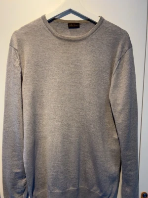 Ljusgrå tröja från Stenströms - Säljer en stilren ljusgrå tröja från Stenströms. Tröjan har rund halsringning, långa ärmar och ribbade muddar vid ärmslut och nederkant. Perfekt basplagg i mjukt material som passar till det mesta.