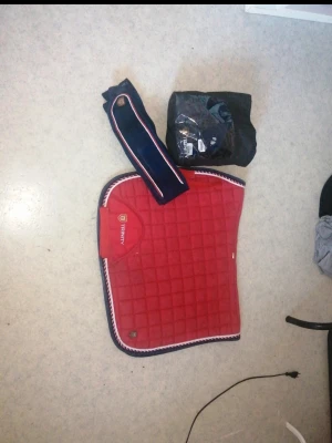 Sett ifrån hööks - Schabraket är använt en del vissa defekter som syns på bilderna och Lindorna är använda 2 gånger stl full dressyrmodell obs! Tvättas ej innan de postas säljer helst allt tillsammans 