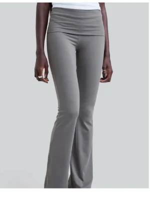 Folded yoga pants  - Folded yoga pants. Tillverkade i ett stretchigt och mjukt material som sitter skönt på kroppen. Perfekta för en avslappnad men trendig look. Passar till både sneakers och boots.