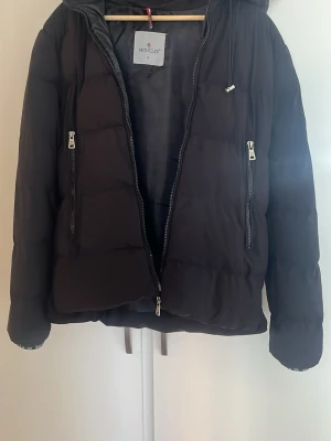 Svart dunjacka från Moncler - Strl S passar M också