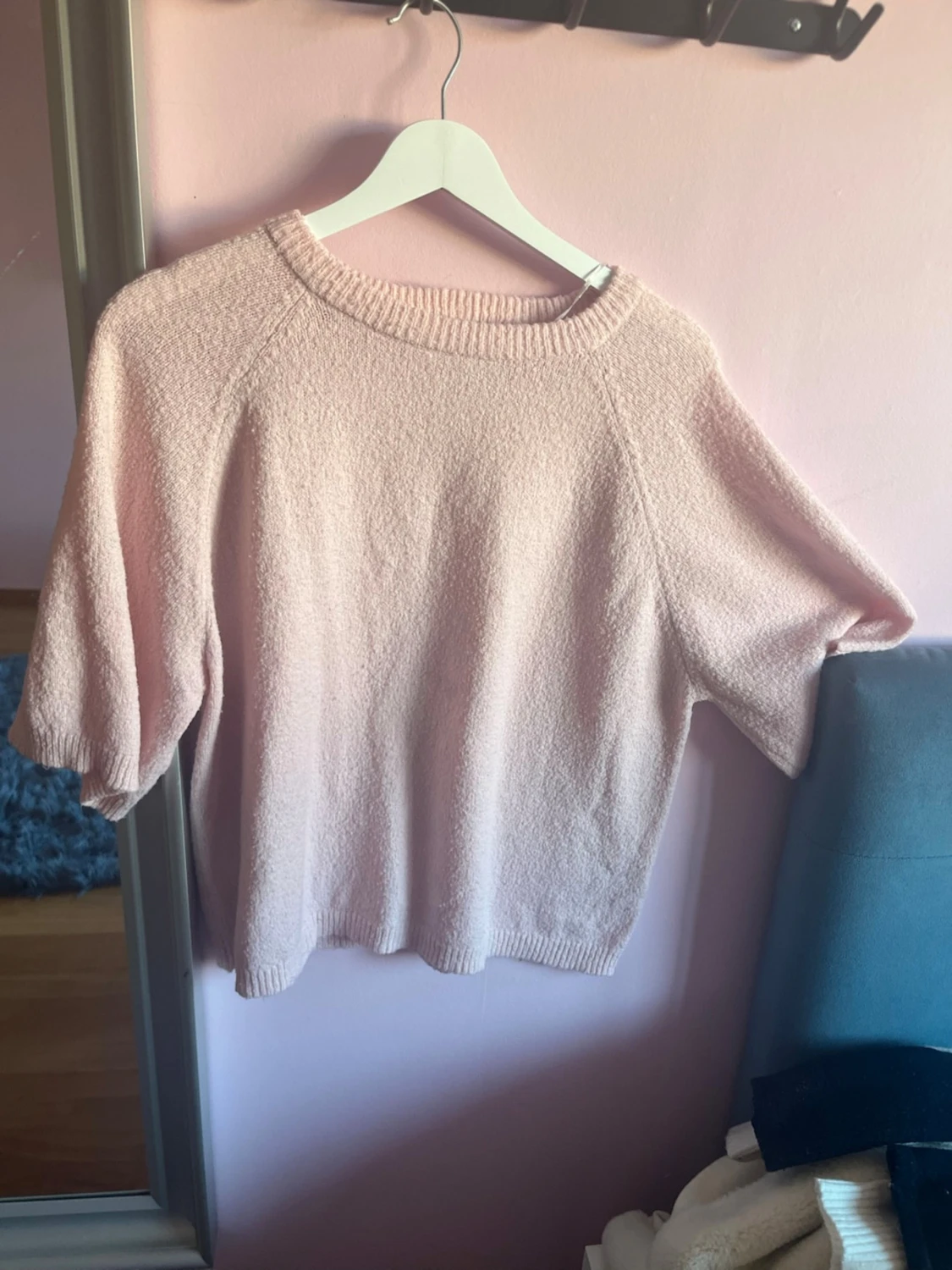 Ljusrosa stickad tröja med kort ärm