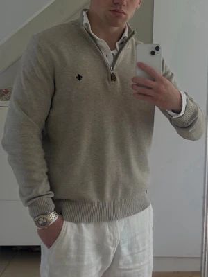 Morris half zip tröja - Säljer en riktigt stilren Morris tröja som passar till allt. Fint skick, inga tecken på användning. Ny pris: 1800kr. 