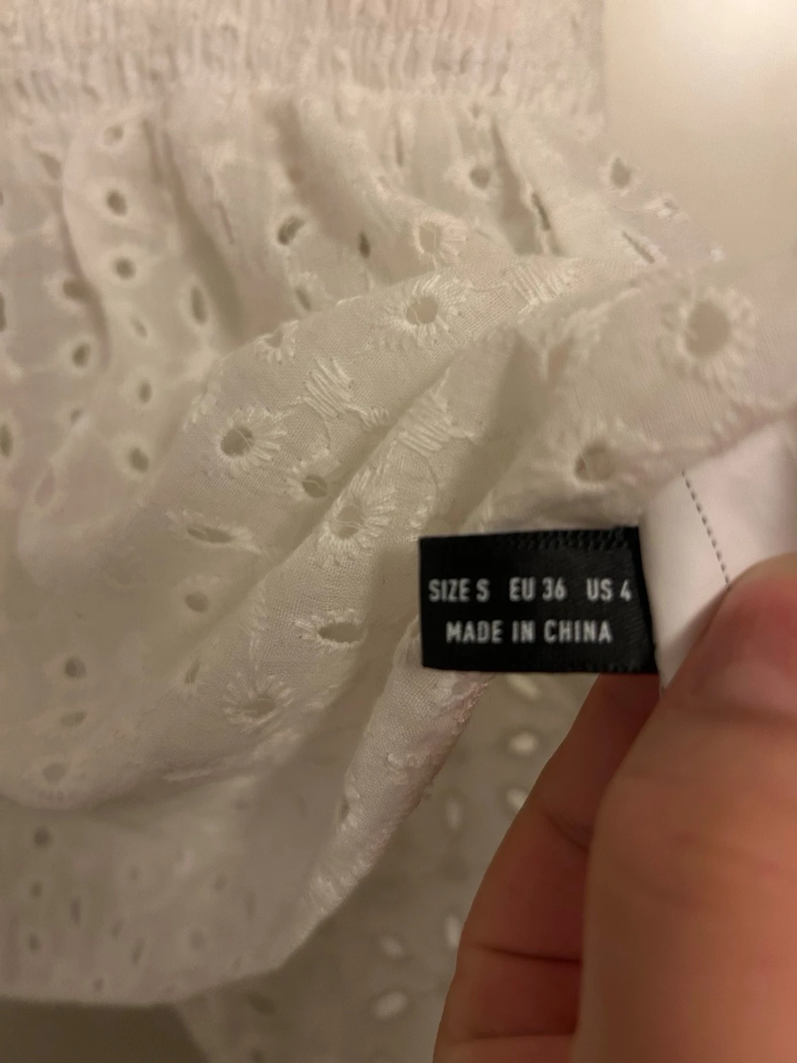 Vit blus med broderade detaljer - 3