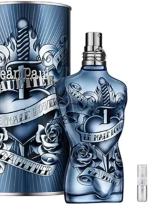 Jean Paul Gaultier Le Male Lover parfym - Cool blå parfymflaska från Jean Paul Gaultier formad som en manlig torso med tatueringsinspirerade detaljer och metallisk finish. Kommer med matchande blå cylinderförpackning med samma motiv. Perfekt för dig som gillar unika och snygga flaskor.