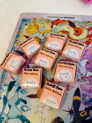 1 st blindbox farm animal nr 8 - ”OBS du kommer bara få en blindbox av denna annons”   Här har ni chansen att öppna en blindbox och få dessa söta bondgårdsdjuren som även är nyckelringar och har en berlock där det står ”mad with love”   Du har chans att få en av följande katt, får, hund, ko, gris, kyckling, kanin eller en secret som är ett rengbågs får🐑 Som sagt om du vill ha fler blinboxes måste du köpa fler annonser eftersom du bara får EN av denna annonsen🩷