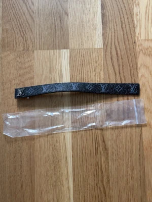 Armband - Säljer ett par fina armband i färgen svart i en helt ny skick 