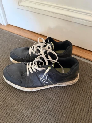 Callaway golf skor - Säljer dessa callaway golf skor som är i väldigt bra skick. Man ser lite andväning på skon men är som nya om man tvättar dem lite.