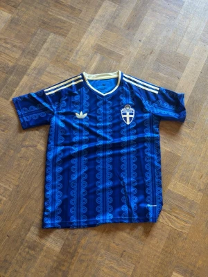 Sverige fotbollströja  - Storlek M endast provad på knappast använd! För fler bilder eller frågor är det bara att skriva!