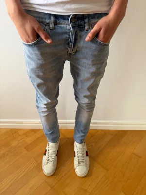 Dondup George jeans - Säljer ett par feta Dondup George i storlek W31, modellen är ca 180cm. Nypris: 3400kr, vårt pris: 799kr! Hör av dig vid funderingar!