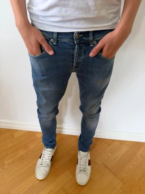 Dondup George jeans - Säljer ett par feta Dondup George jeans i storlek W32, modellen är ca 180 och väger 60kg. Nypris:3400, vårt pris: 799! Skriv vid funderingar!