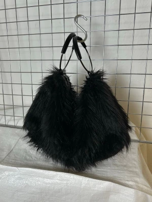Väska - faux fur  - Denna vara kommer att auktioneras ut på på Humana x Plick Live den 25 juni klockan 19:30