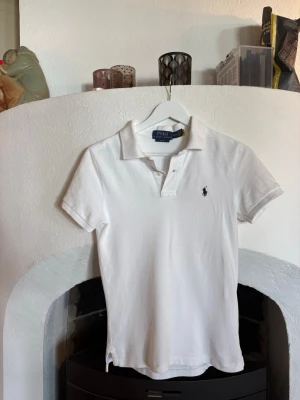 Vit slim fit piké från Ralph Lauren - Klassisk vit pikétröja från Polo Ralph Lauren i slim fit-modell. Använd fåtal gånger, 8.5/10 i skick. Skriv gärna om du har någon fråga!🤗