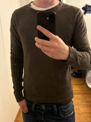 Stickad tröja JJ - En fin grön stickad tröja från Jack and Jones! Storlek är S. Hör av dig vid frågor☺️
