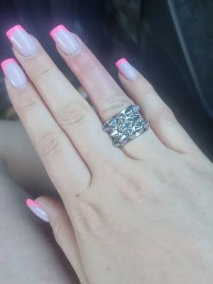 Silvrig Edblad ring med nitar. - Säljer min Silvriga Edblad ring då den inte kommer till användning. Har andvänte den ett få tal gånger och är i nytt skick. Stl M (17,5mm).  OG boxen finns om man villl ha den.🫶🏼 Priset kan diskuteras.