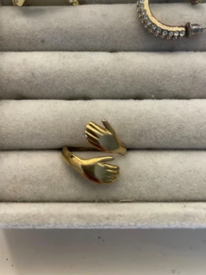 Guldig ring med handmotiv - Justerbar ring som är rostfri. Säljer för jag köpte en för mycket💕 