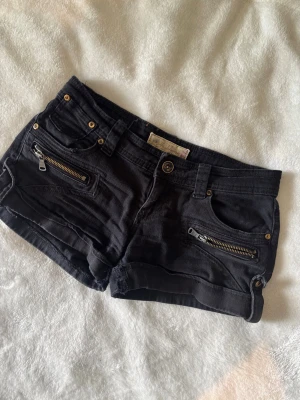 Svarta shorts med dragkedjor - Snygga svarta shorts från Fishbone. Mina favoritshorts men är i behov av pengar så väljer att sälja. MÅTT: Midja: 39cm Gren: 19cm 