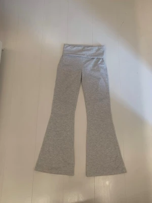 Gråa yogapants Cubus - Välskötta gråa yogapants från Cubus. Kan ej visa dem på mig eftersom de är för små. Bra kvalitet. 💕köparen betalar frakten!💕