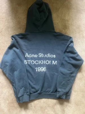 Navy Acne studios sweater - Hej! Säljer min Acne studios hoodie I storlek S/M. Den passar lite oversized. Köpt från Acne studios, inköpsbevis finns. Skriv om ni har några frågor