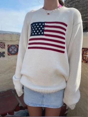 Vit stickad tröja med USA-flagga BRANDY MELVILLE - Vit stickad tröja med amerikansk flagga på bröstet. Från brandy melville 