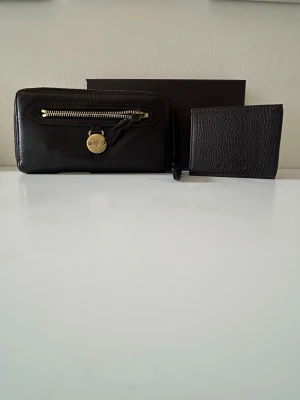 Mulberry kit - Handväska x plånbok kit från mulberry Kitet är i en väldigt mörk vinröd Skick: Väska: 9,5/10 (knappt använd) Plånbok:10/10 (aldrig använd) Nypris: 6500kr Kitet är vintage och säljs inte mer vilket gör den eftertraktad och rare.  100% autenticitet  Tar emot bud (endast seriösa köpare)