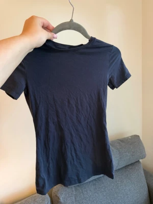 Mörkblå tight t-shirt  - Säljer en intimissimi t-shirt i en mörkblå färg. Super fin till allt. Lite genomskinlig 