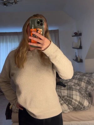 Tröja  - En fin beige tröja från Veromoda i storlek s, lite nopprig.  Går lätt att få bort nopper med en sån maskin men då jag inte använder den längre har jag inte gjort det. 