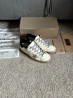 Golden Goose skor - Säljer nu dessa feta golden Goose skor . Dom är i bra skick ändast lite slitage på sulan . Nypris 5299kr. Storlek 39 men sitter som 40/40,5