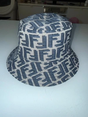 Fendi bucket hat  - Fendi bucket hut riktigt snygg och unik.        Kan mötas i Sthlm eller fraktas storlek M 500 vid snabbaffär